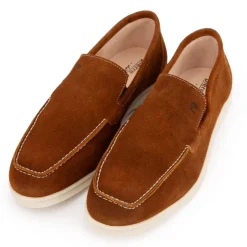 PIERRE CARDIN Mocassins cuir daim semelle blanche avec surpiqure blanche Homme MARRON