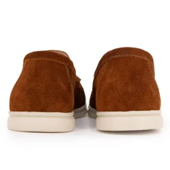 PIERRE CARDIN Mocassins cuir daim semelle blanche avec surpiqure blanche Homme MARRON