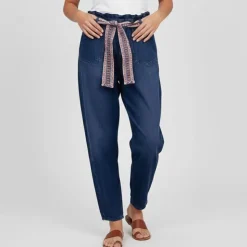 PLEASE Pantalon jean foncé avec ceinture tissée style ethnique Femme BLEU Hot